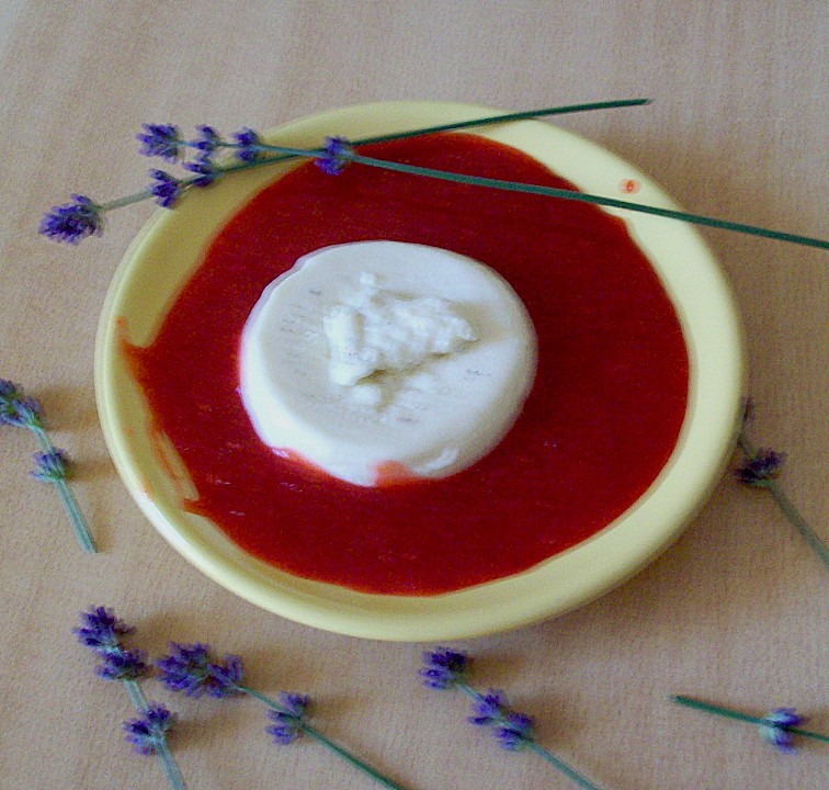 Lavendel Panna Cotta mit Fruchtsauce von Malagenja | Chefkoch.de