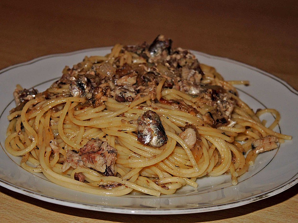 Spaghetti in Sardinen - Knoblauch - Soße mit Rucola von Scelus ...