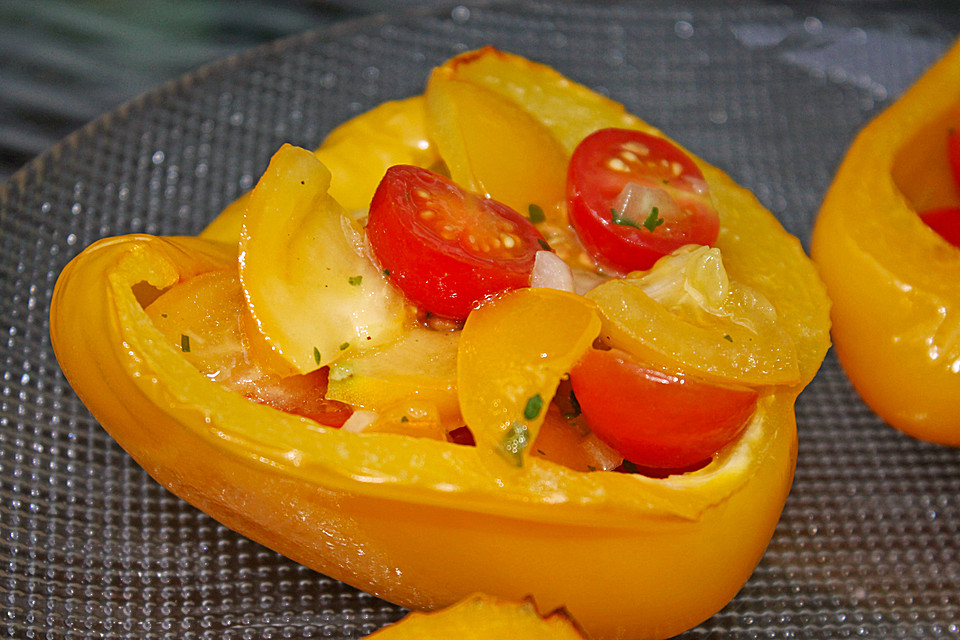 Tomatensalat in Paprikakörbchen von Karlbig | Chefkoch.de