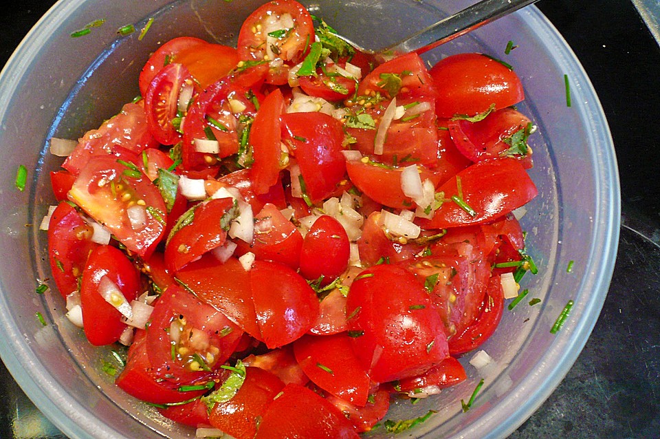 Tomatensalat in Paprikakörbchen von Karlbig | Chefkoch.de