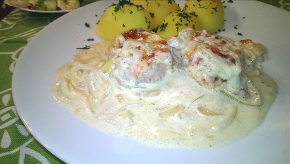 Schweinemedaillons, überbacken mit Zwiebel - Sahne - Sauce von ...