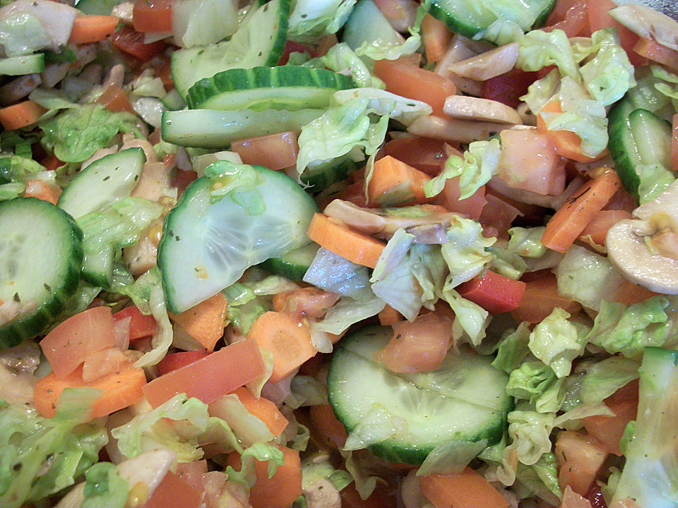 Salat mit Gemüse und gebratenen Käse - Champignons von CookingJulie ...