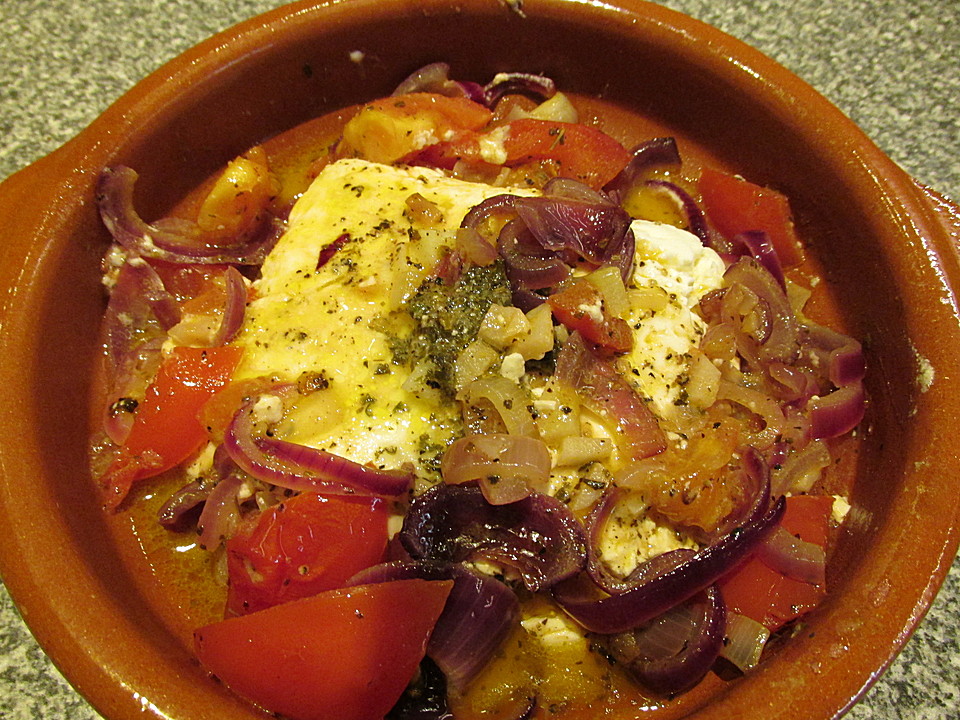 Feta (Schafskäse) auf Tomaten und Zwiebeln, in der Pfanne gebacken von ...