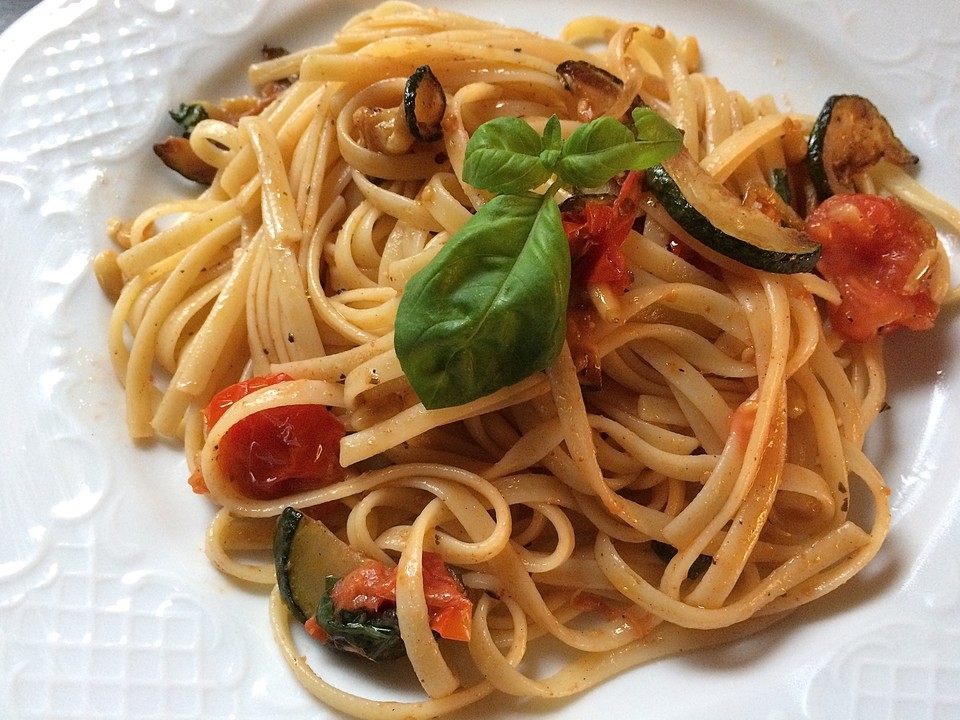 Spaghetti gebraten mit Basilikum und Tomate von Leckerli81 | Chefkoch.de