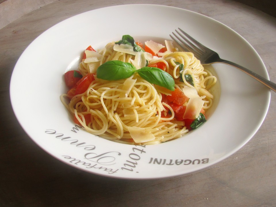 Spaghetti gebraten mit Basilikum und Tomate von Leckerli81 | Chefkoch.de