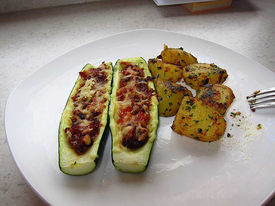 Vegetarisch gefüllte Zucchini von bombina-conny | Chefkoch.de