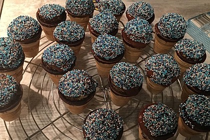 Kleine Kuchen im Waffelbecher 312