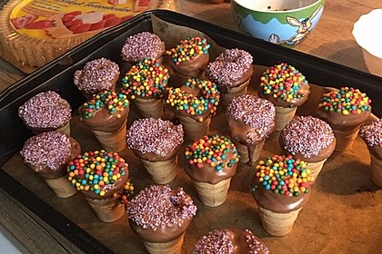 Kleine Kuchen im Waffelbecher 237