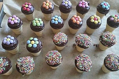 Kleine Kuchen im Waffelbecher 236