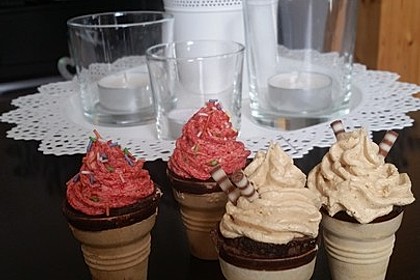 Kleine Kuchen im Waffelbecher 93
