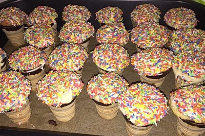 Kleine Kuchen im Waffelbecher 206