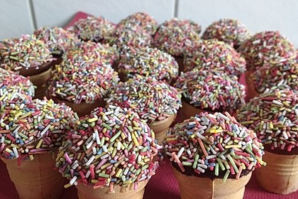 Kleine Kuchen im Waffelbecher 9