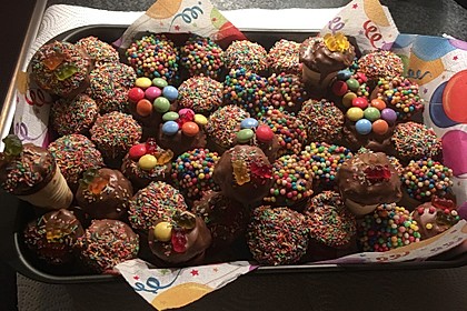 Kleine Kuchen im Waffelbecher 245