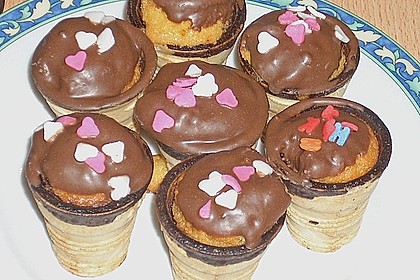 Kleine Kuchen im Waffelbecher 352