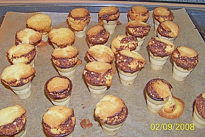 Kleine Kuchen im Waffelbecher 420