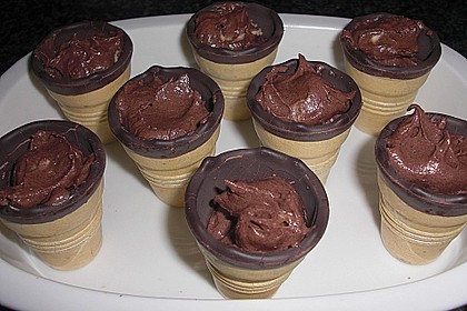 Kleine Kuchen im Waffelbecher 158