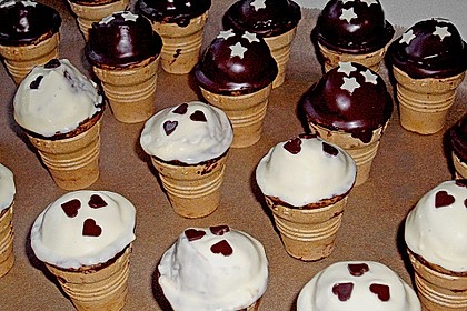 Kleine Kuchen im Waffelbecher 187