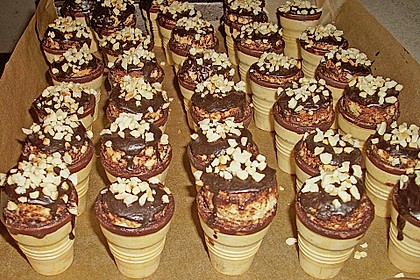 Kleine Kuchen im Waffelbecher 393