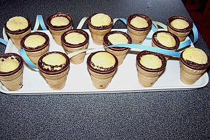 Kleine Kuchen im Waffelbecher 382
