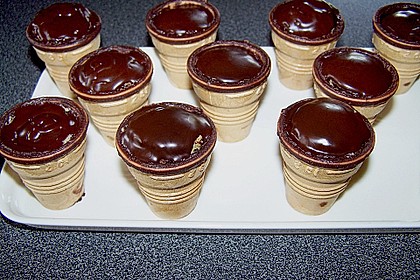 Kleine Kuchen im Waffelbecher 269