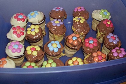 Kleine Kuchen im Waffelbecher 372