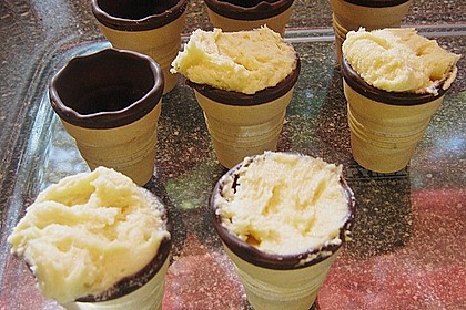 Kleine Kuchen im Waffelbecher 369