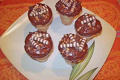 Kleine Kuchen im Waffelbecher 255