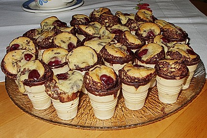 Kleine Kuchen im Waffelbecher 317
