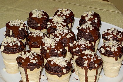 Kleine Kuchen im Waffelbecher 173