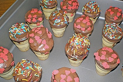 Kleine Kuchen im Waffelbecher 285