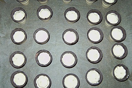 Kleine Kuchen im Waffelbecher 399