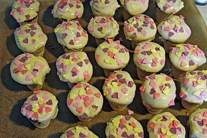 Kleine Kuchen im Waffelbecher 368