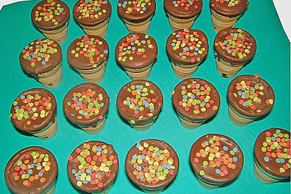 Kleine Kuchen im Waffelbecher 253
