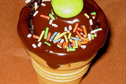 Kleine Kuchen im Waffelbecher 171