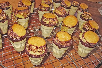 Kleine Kuchen im Waffelbecher 366