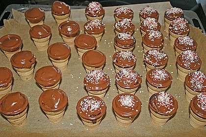 Kleine Kuchen im Waffelbecher 322
