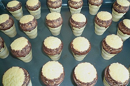 Kleine Kuchen im Waffelbecher 330