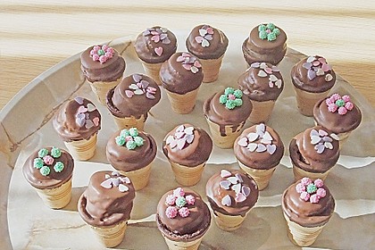 Kleine Kuchen im Waffelbecher 370