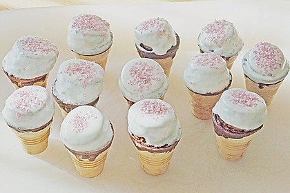Kleine Kuchen im Waffelbecher 172