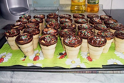 Kleine Kuchen im Waffelbecher 354