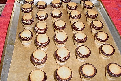 Kleine Kuchen im Waffelbecher 338