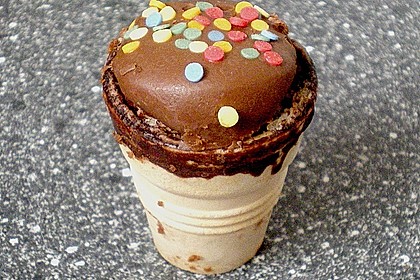 Kleine Kuchen im Waffelbecher 341