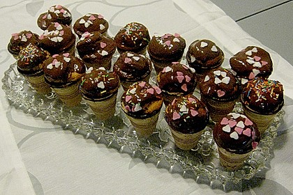 Kleine Kuchen im Waffelbecher 365