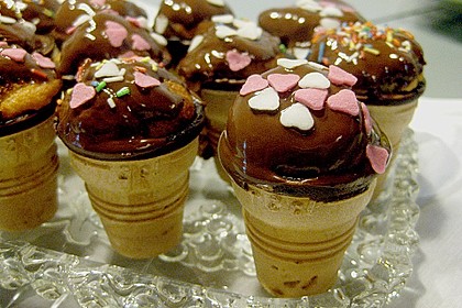 Kleine Kuchen im Waffelbecher 164