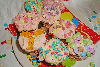 Kleine Kuchen im Waffelbecher 247