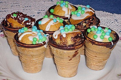 Kleine Kuchen im Waffelbecher 327