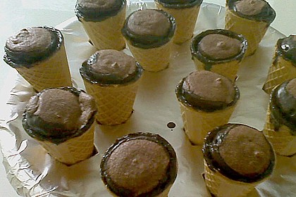 Kleine Kuchen im Waffelbecher 401