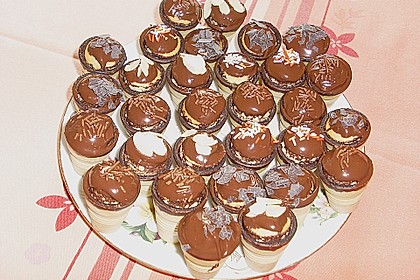 Kleine Kuchen im Waffelbecher 345