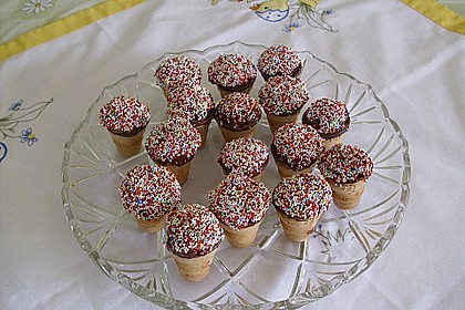 Kleine Kuchen im Waffelbecher 97