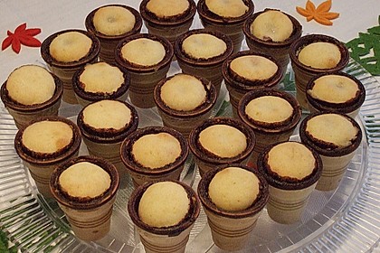 Kleine Kuchen im Waffelbecher 340